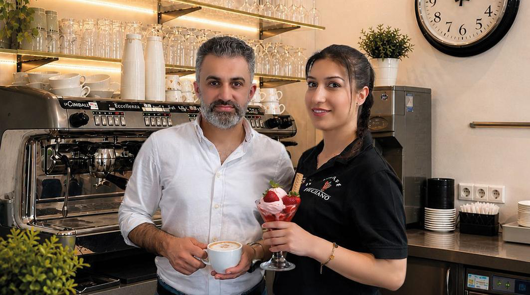 Die neuen Inhaber von Eiscafé Lijano hinter der Espressomaschine